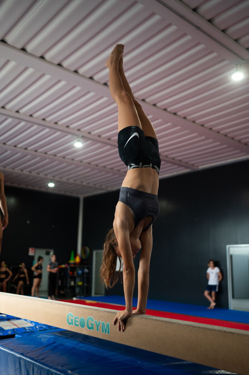 Verticale sulla trave — ginnastica artistica